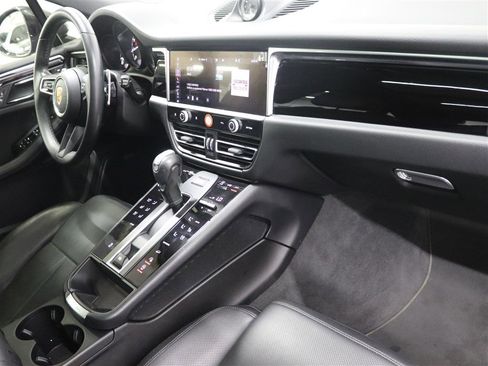 Used 2022 Porsche Macan AWD/4WD image 34