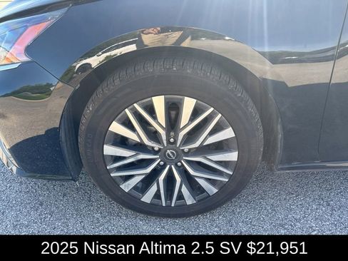 Used 2025 Nissan Altima 2.5 SV FWD image 9