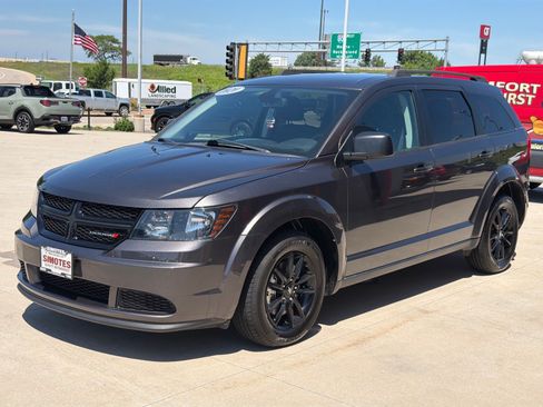 Used 2020 Dodge Journey SE w/ SE Popular Equipment Group FWD image 4