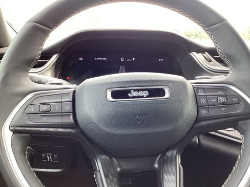 Used 2024 Jeep Grand Cherokee L Laredo image 9