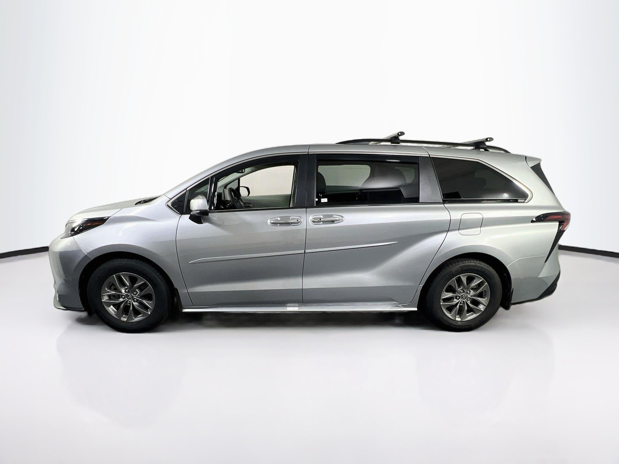 Used 2024 Toyota Sienna XLE FWD image 8