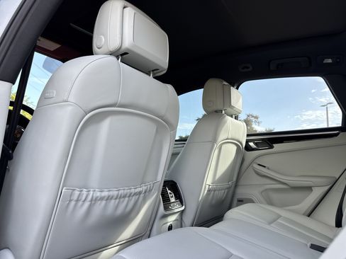 Used 2023 Porsche Macan S AWD/4WD image 18