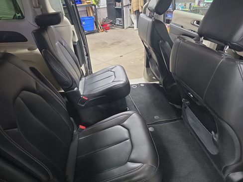 Used 2023 Chrysler Pacifica Touring-L FWD image 11