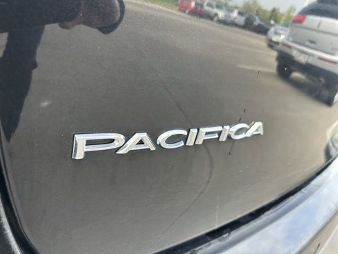 Used 2023 Chrysler Pacifica Touring-L FWD image 11