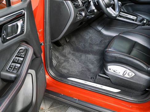 Certified 2024 Porsche Macan S AWD/4WD image 8