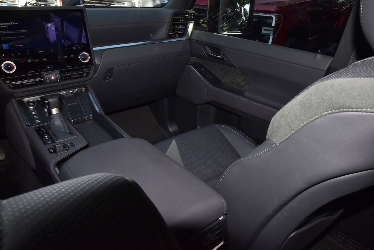 Used 2024 Lexus GX 550 AWD/4WD image 17