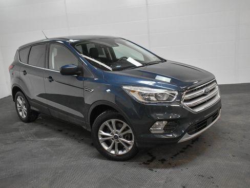 Used 2019 Ford Escape SE image 1