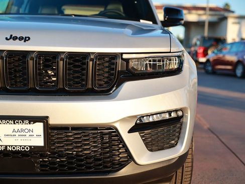 New 2025 Jeep Grand Cherokee Limited w/ Black Appearance Package AWD/4WD image 5