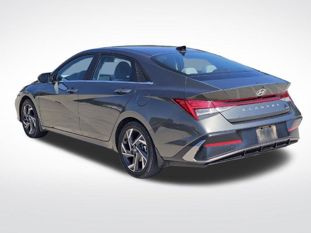 Used 2025 Hyundai Elantra Limited FWD image 9