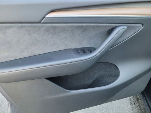 Used 2022 Tesla Model Y Long Range image 16