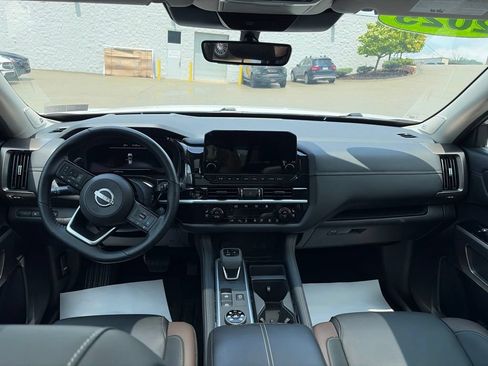 Used 2025 Nissan Pathfinder Platinum AWD/4WD image 13