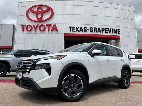 Used 2025 Nissan Rogue SV FWD image 2