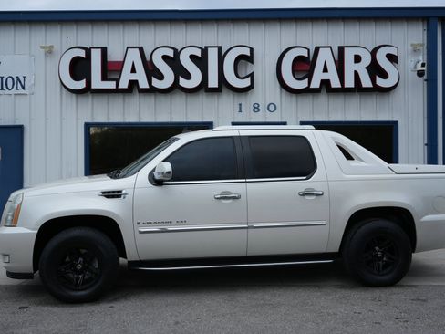 Used 2008 Cadillac Escalade EXT image 2