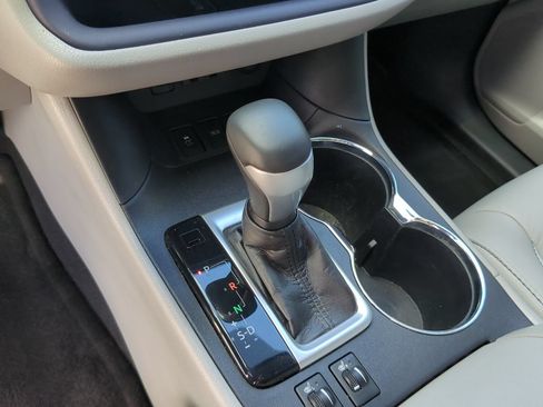 Used 2019 Toyota Highlander XLE FWD image 16
