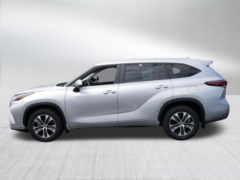Certified 2025 Toyota Highlander XLE AWD/4WD image 4