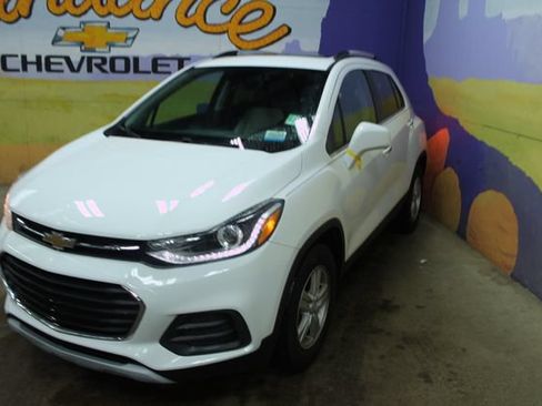 Used 2017 Chevrolet Trax LT w/ Sun & Sound Package FWD image 8