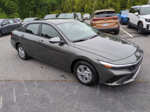 New 2026 Hyundai Elantra SE FWD image 1