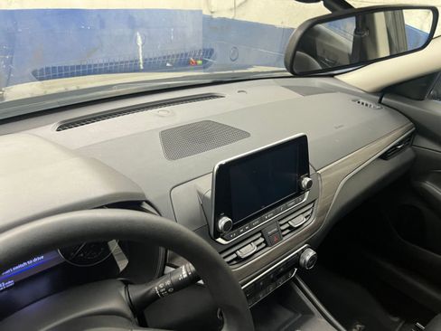 Used 2025 Nissan Altima 2.5 SV FWD image 17