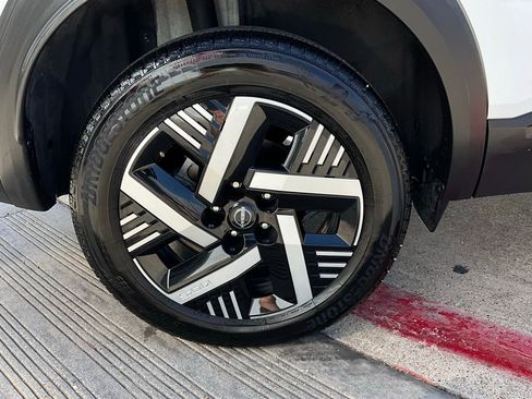 Used 2025 Nissan Kicks SV image 9