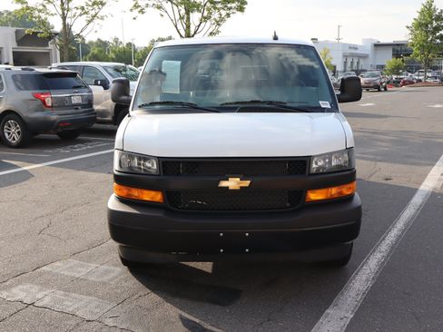 Used 2025 Chevrolet Express 3500 LS RWD image 3