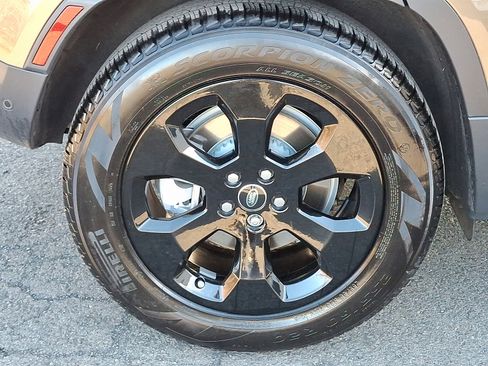 Used 2025 Land Rover Defender 110 S image 12