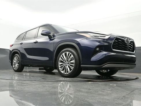 Used 2023 Toyota Highlander Platinum image 28