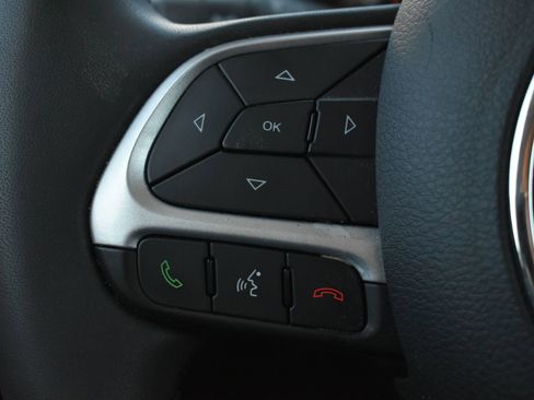 Used 2019 Jeep Renegade Latitude FWD image 19