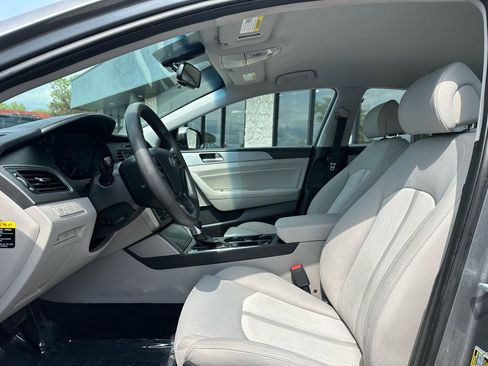 Used 2017 Hyundai Sonata SE FWD image 2