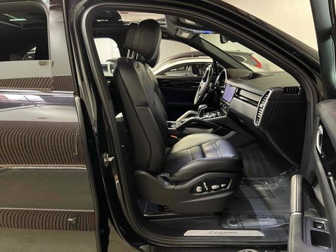 Used 2019 Porsche Cayenne w/ Premium Package AWD/4WD image 38
