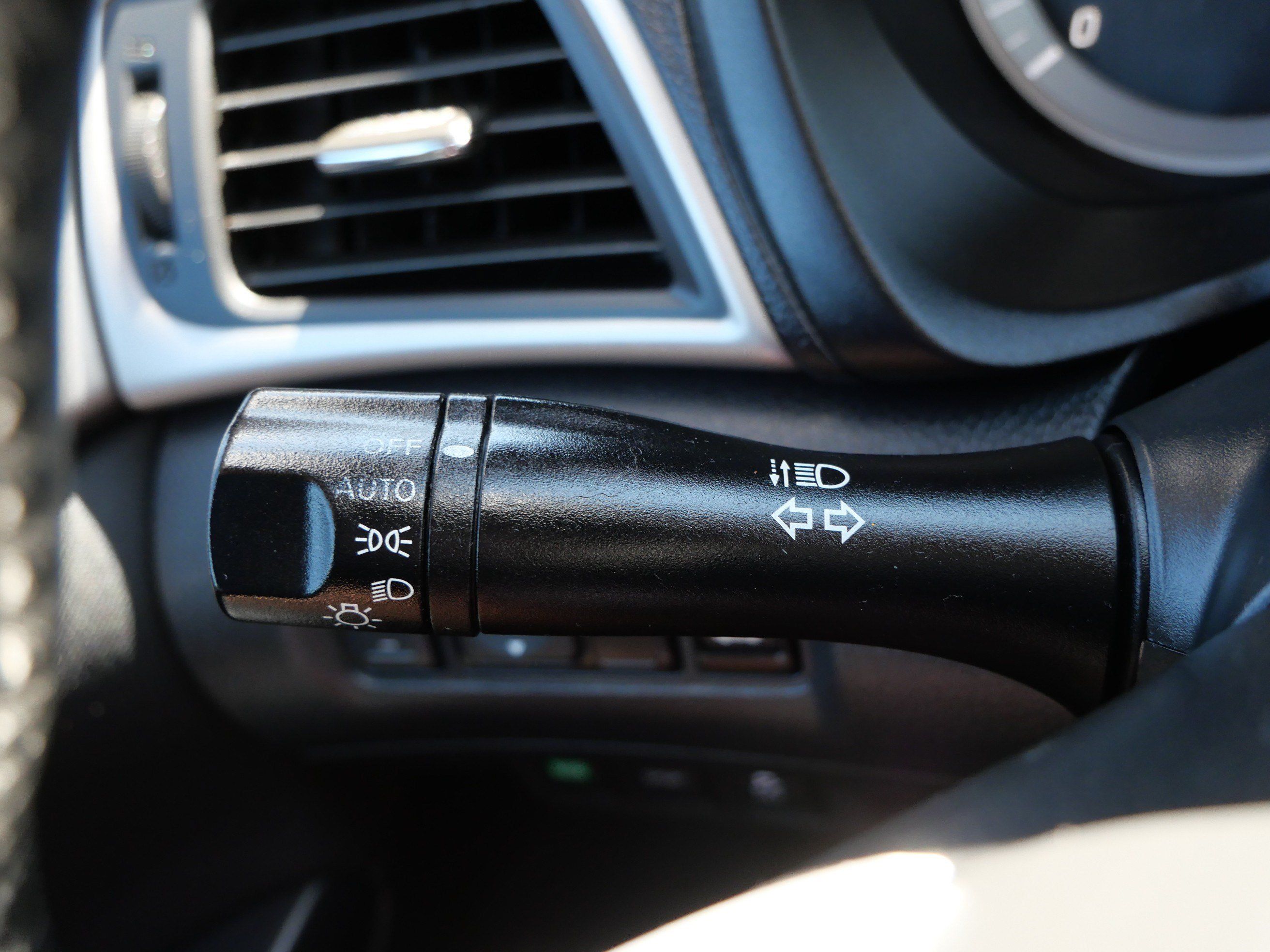 Used 2015 Nissan Sentra SV FWD image 32