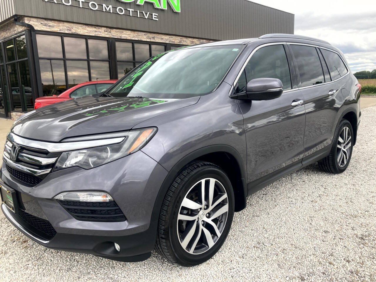 Used 2017 Honda Pilot Touring image 2