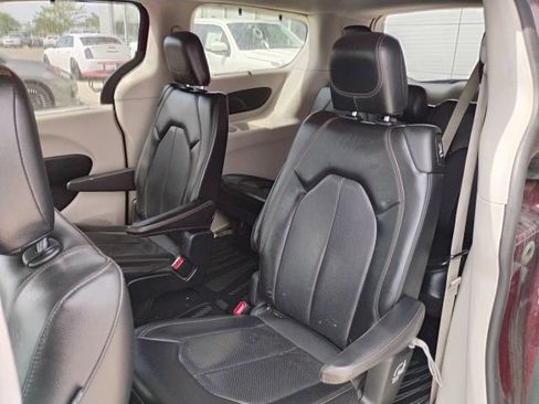 Used 2019 Chrysler Pacifica Touring-L FWD image 12