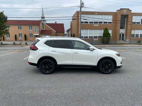 Used 2018 Nissan Rogue SV w/ Premium Package image 4
