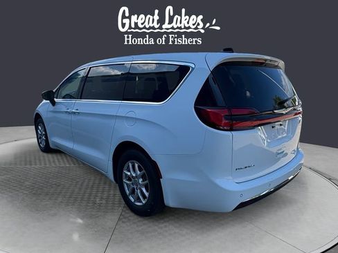 Used 2024 Chrysler Pacifica Touring-L FWD image 3