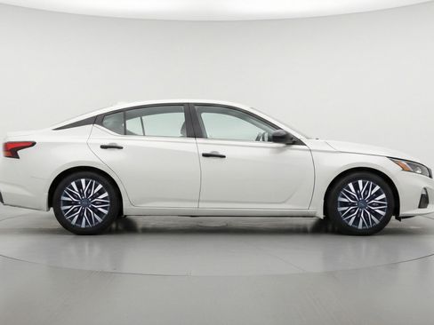 Used 2025 Nissan Altima 2.5 SV image 11