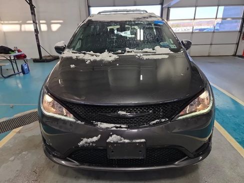 Used 2020 Chrysler Pacifica Touring-L image 6