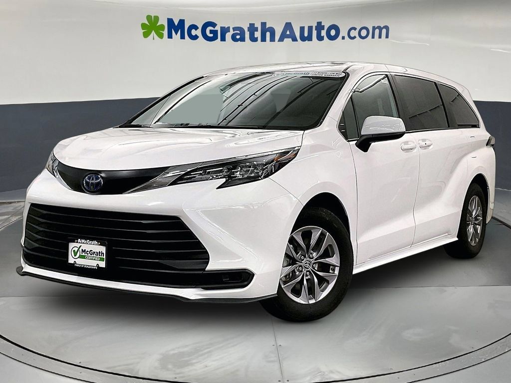 Used 2025 Toyota Sienna LE FWD image 2