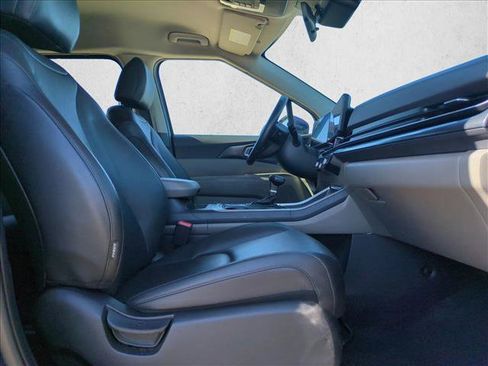 Used 2025 Kia Carnival image 22