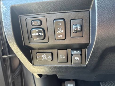 Used 2018 Toyota Tundra SR5 w/ SR5 Upgrade Package AWD/4WD image 16