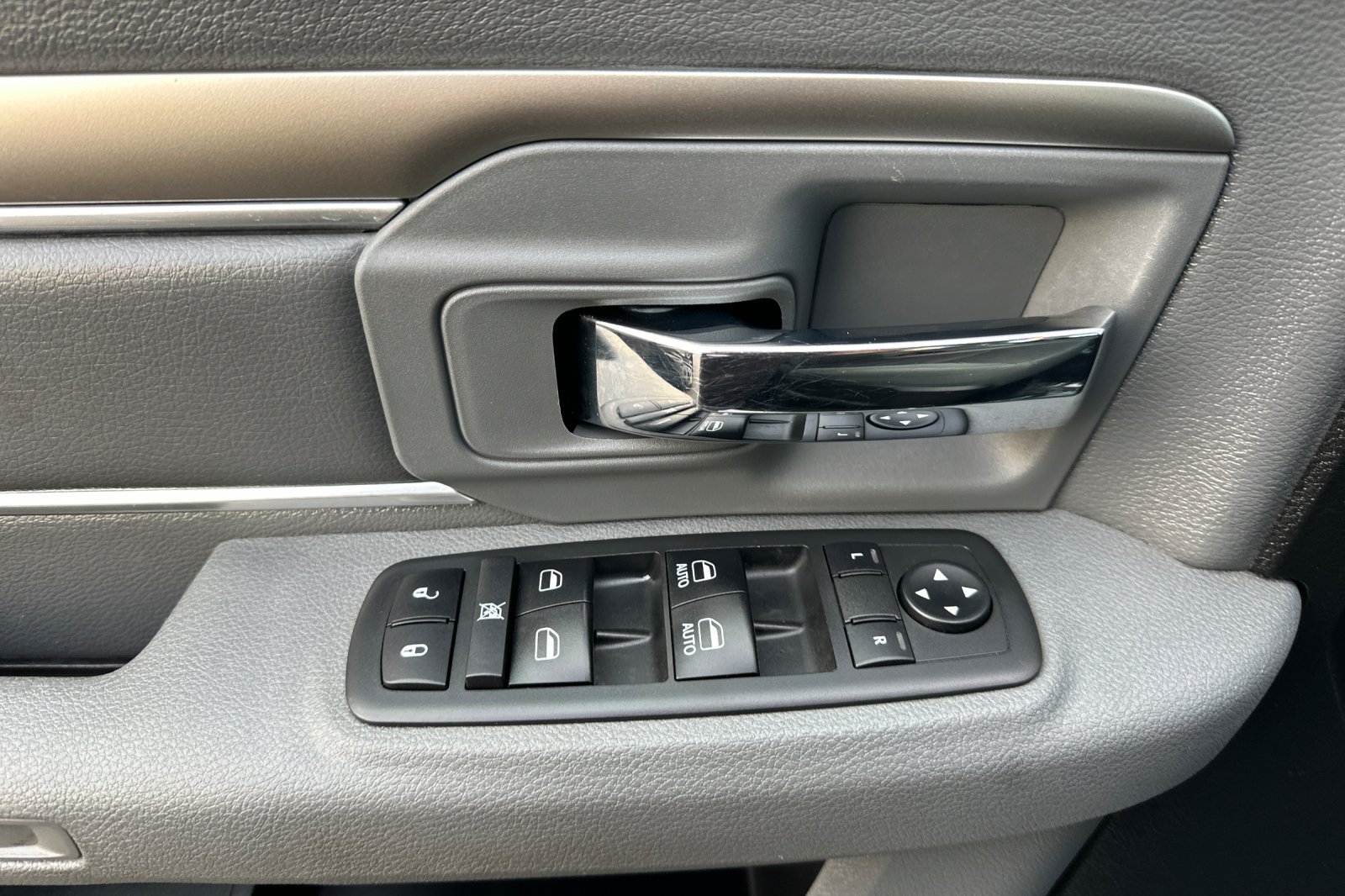 Used 2018 RAM 1500 Classic SLT AWD/4WD image 11