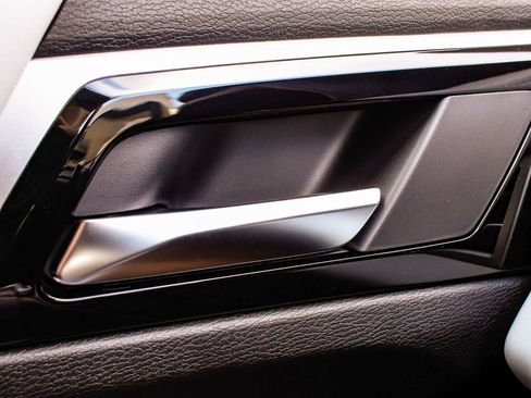 New 2025 Mitsubishi Outlander SE image 9