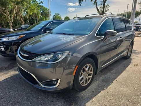 Used 2020 Chrysler Pacifica Touring-L FWD image 4