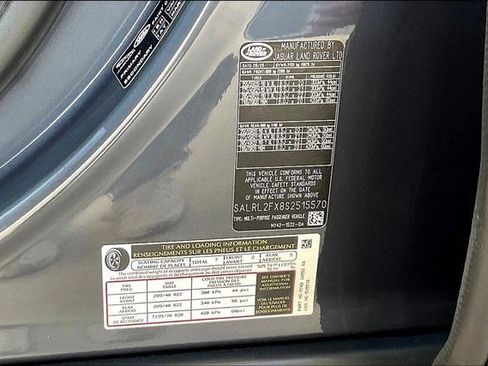 New 2025 Land Rover Discovery Dynamic SE image 8