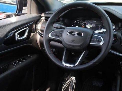 Used 2025 Jeep Compass Trailhawk AWD/4WD image 23