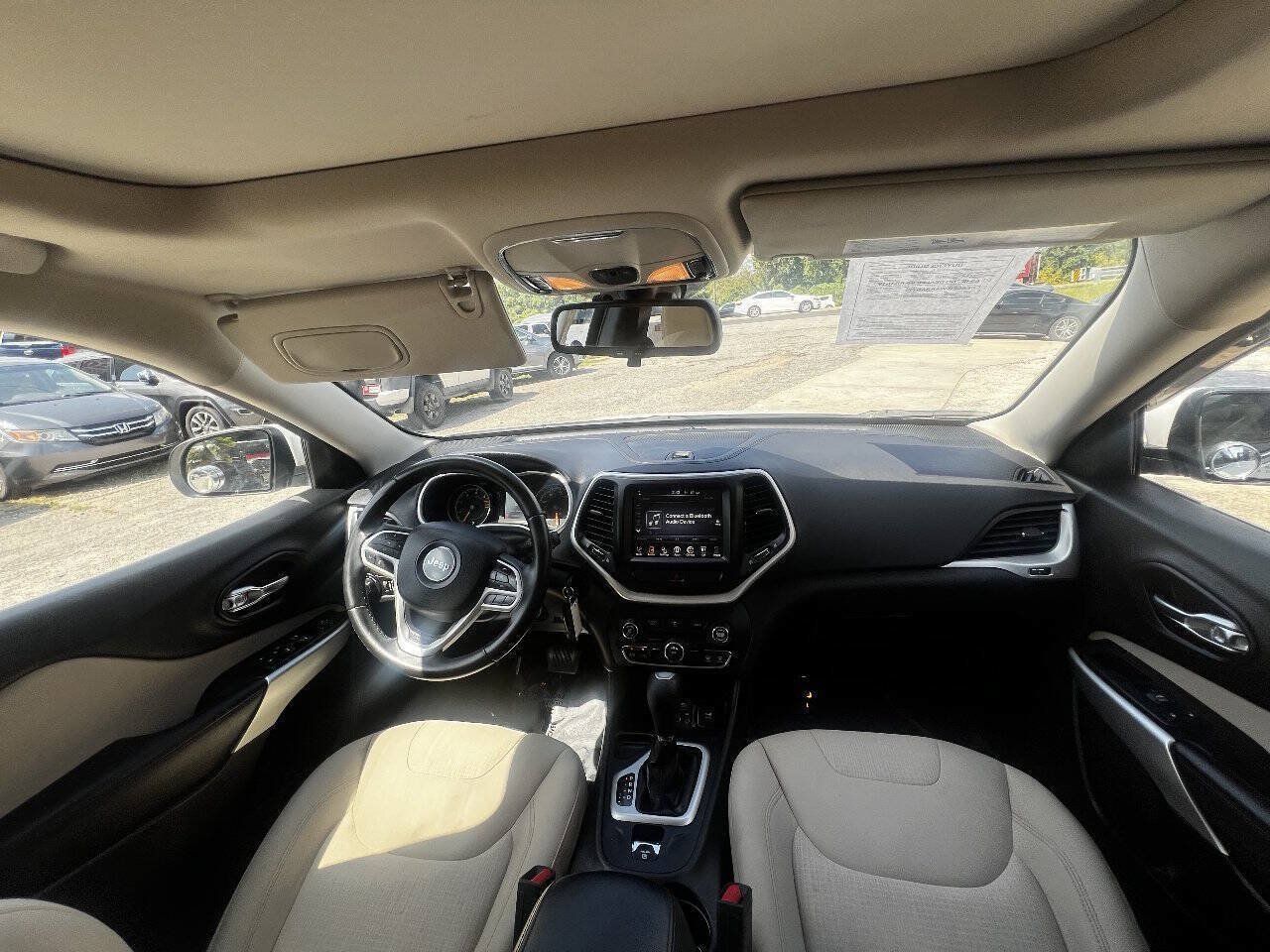 Used 2017 Jeep Cherokee Latitude w/ Comfort & Sound Group FWD image 12