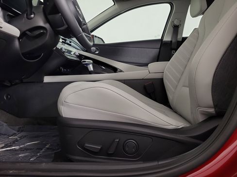 New 2025 Hyundai Elantra Limited image 25