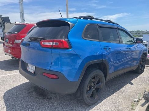Used 2018 Jeep Cherokee Latitude w/ Altitude Package FWD image 4