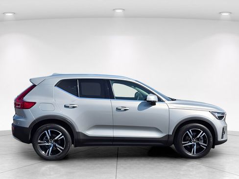 Used 2023 Volvo XC40 B5 Plus AWD/4WD image 7