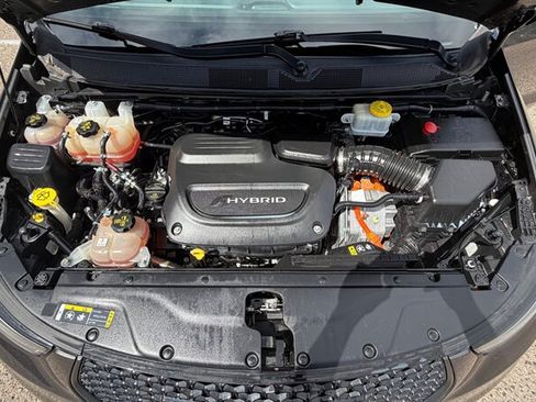 Used 2021 Chrysler Pacifica Limited w/ Uconnect Theater Family Group FWD image 13