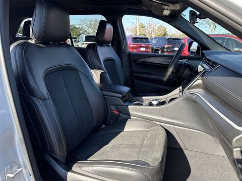 Used 2025 Jeep Grand Cherokee Altitude image 24